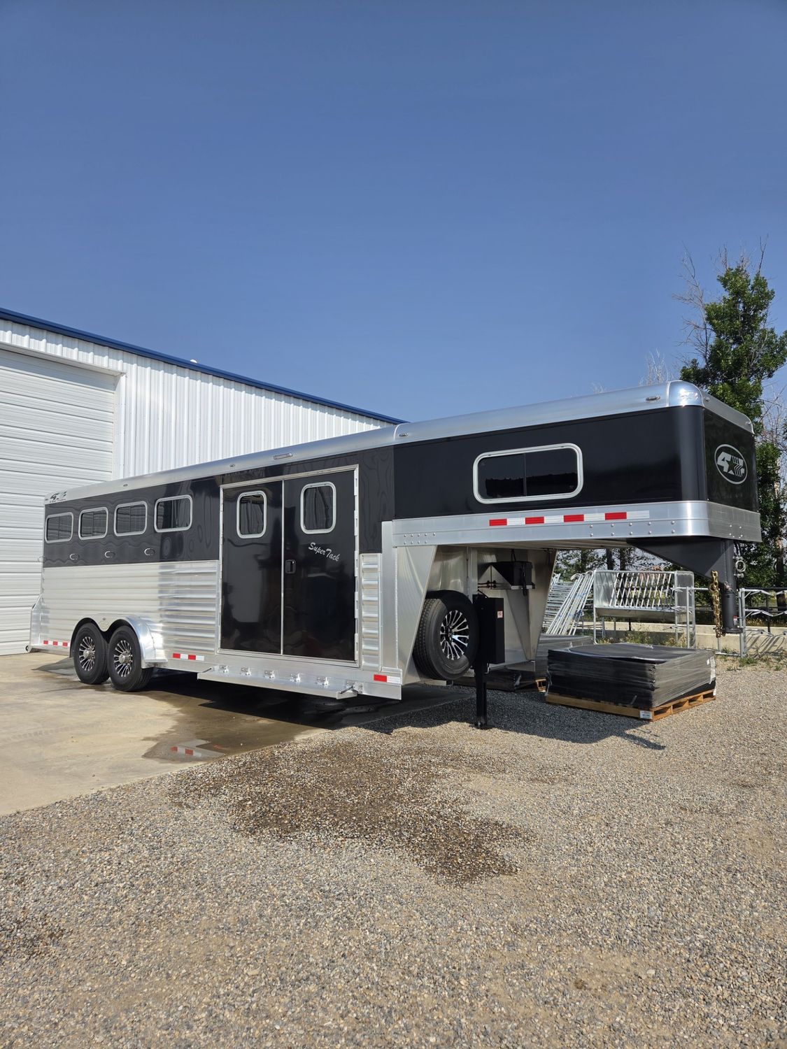 2027 4 Star 23' 4-Horse Lant Load Super Tack