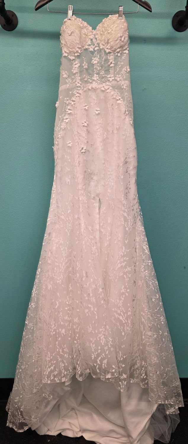 Size: 8     Brand: Wedding Dress