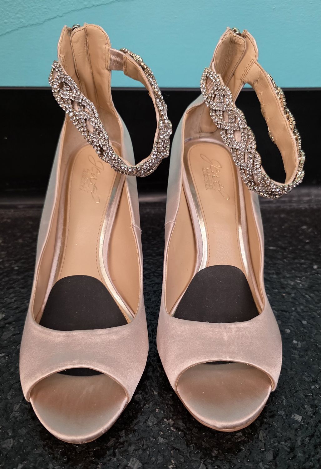 Size: 8.5   Brand: Jewel Badgley Mischka