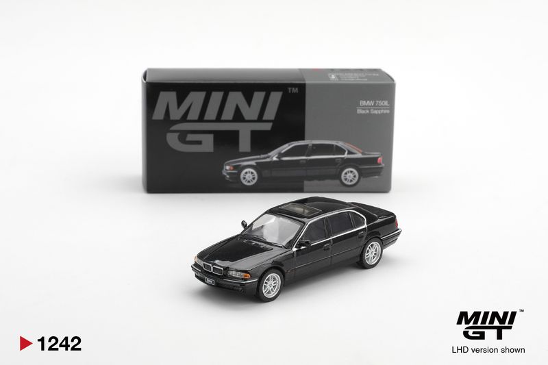 BMW 750iL (E38) Black Sapphire 1999 #1242 | MINI GT