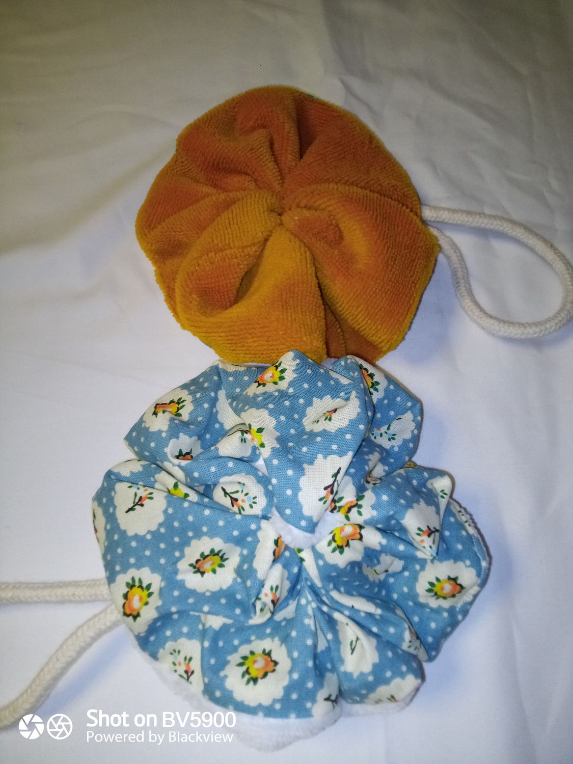 Fleur de douche (moutarde et coton bleu)