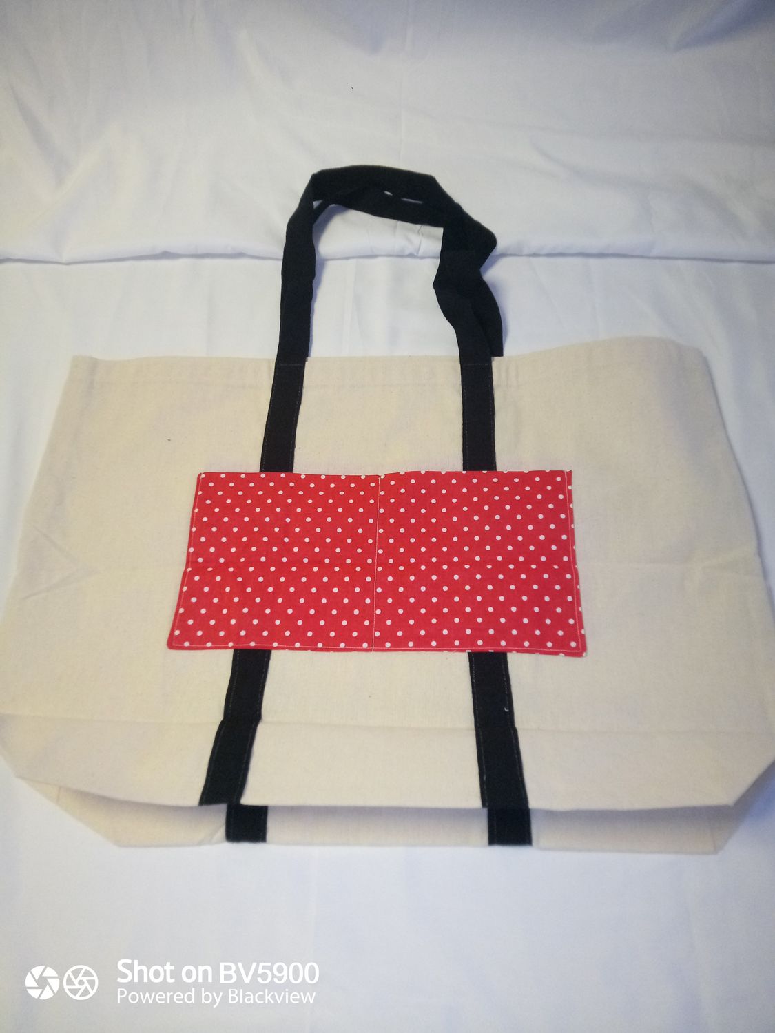 Sac cabas beige et poche rouge