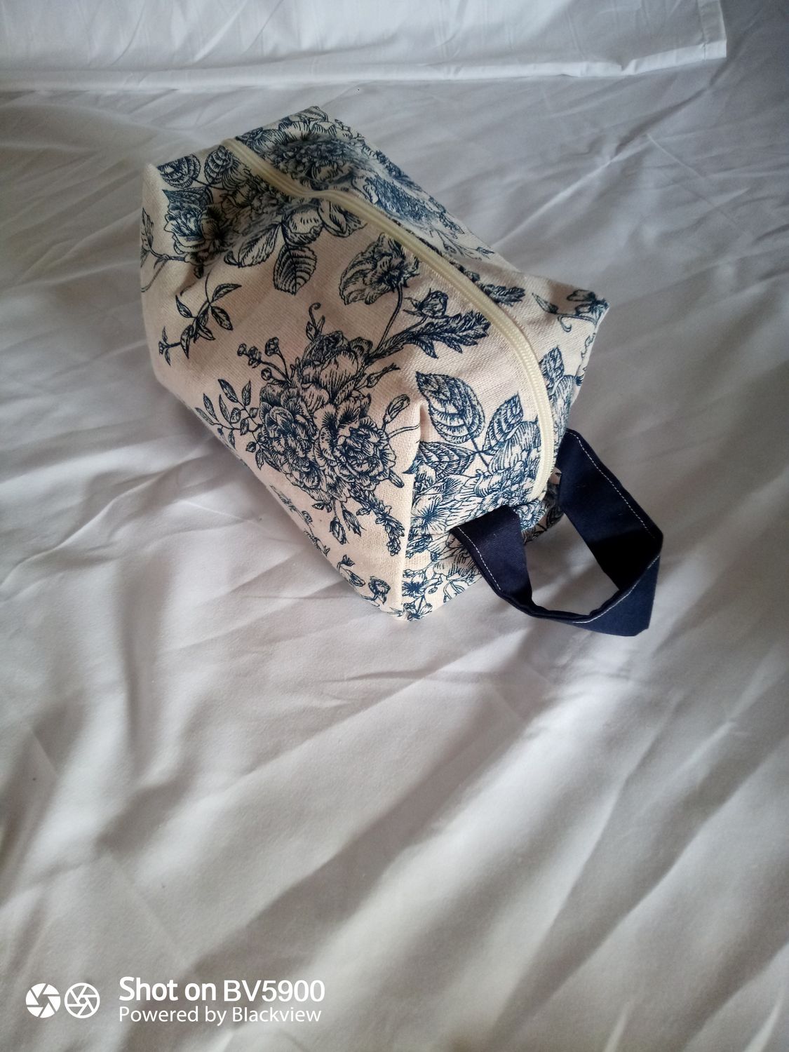 Trousse de toilette ( fleur bleue)
