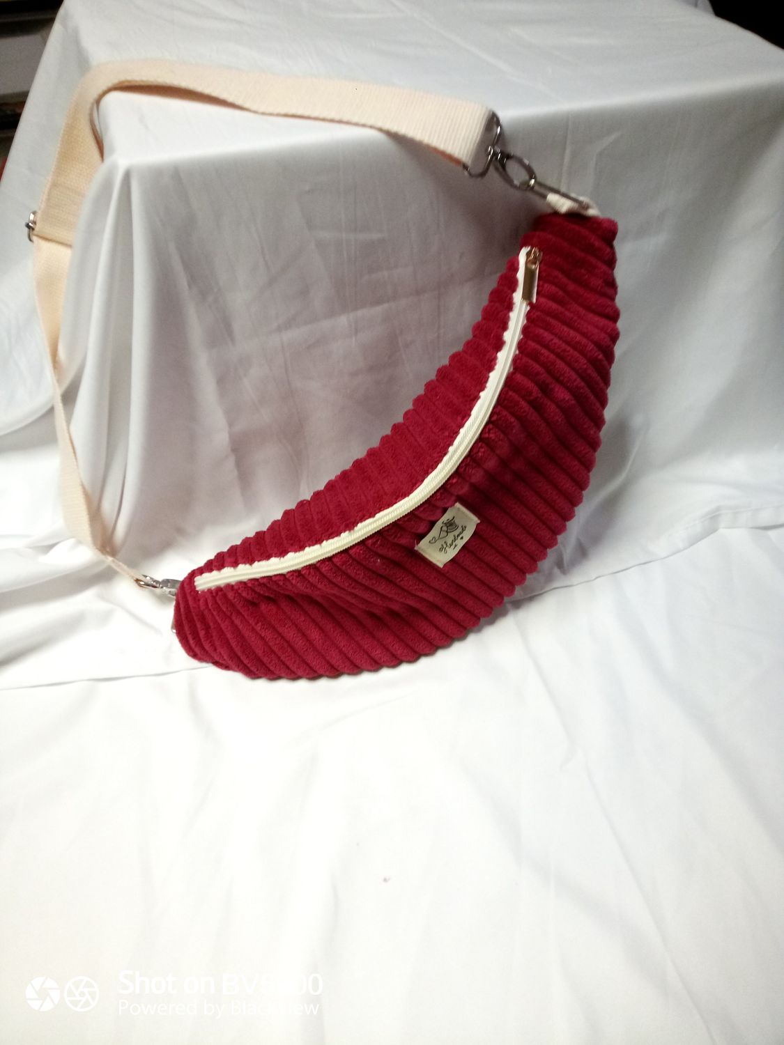 Sac banane en velours rouge foncé