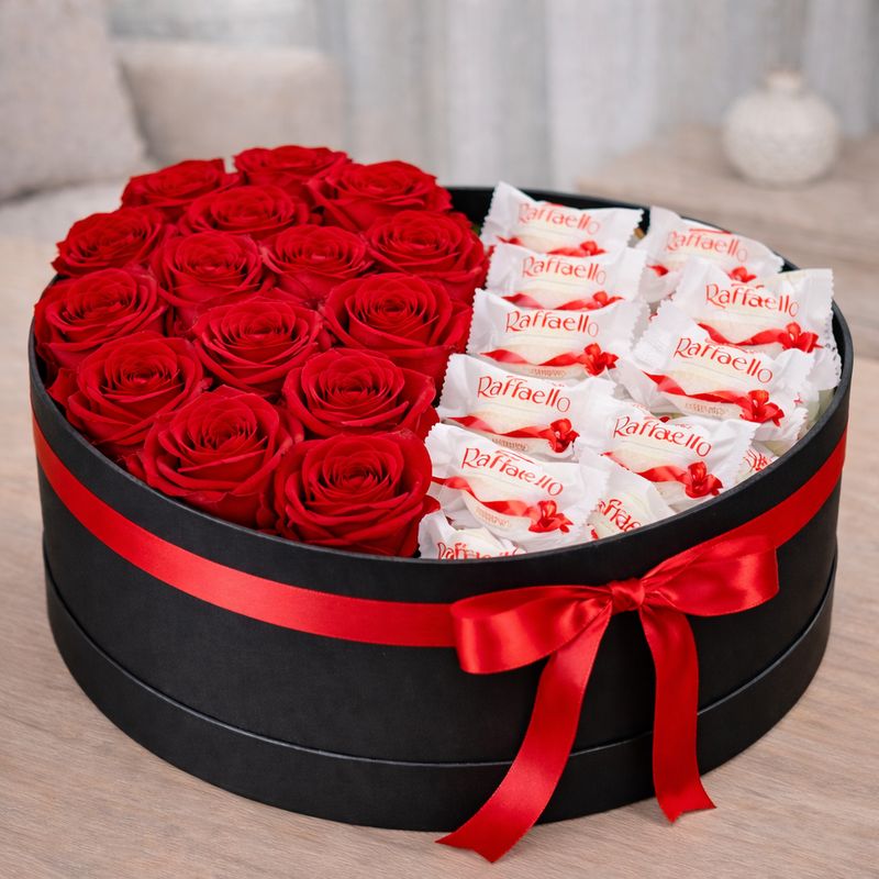 Caixa floral com rosas e chocolates 2-em-1