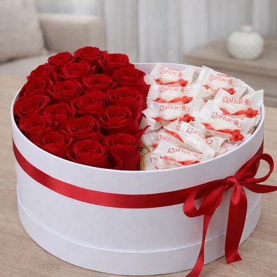 Caixa floral com rosas e chocolates 2-em-1
