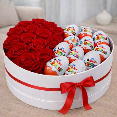 Caixa floral com rosas e chocolates 2-em-1