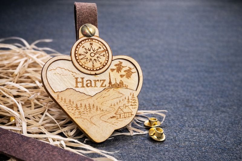 Holzanhänger „Kompass & Brocken“