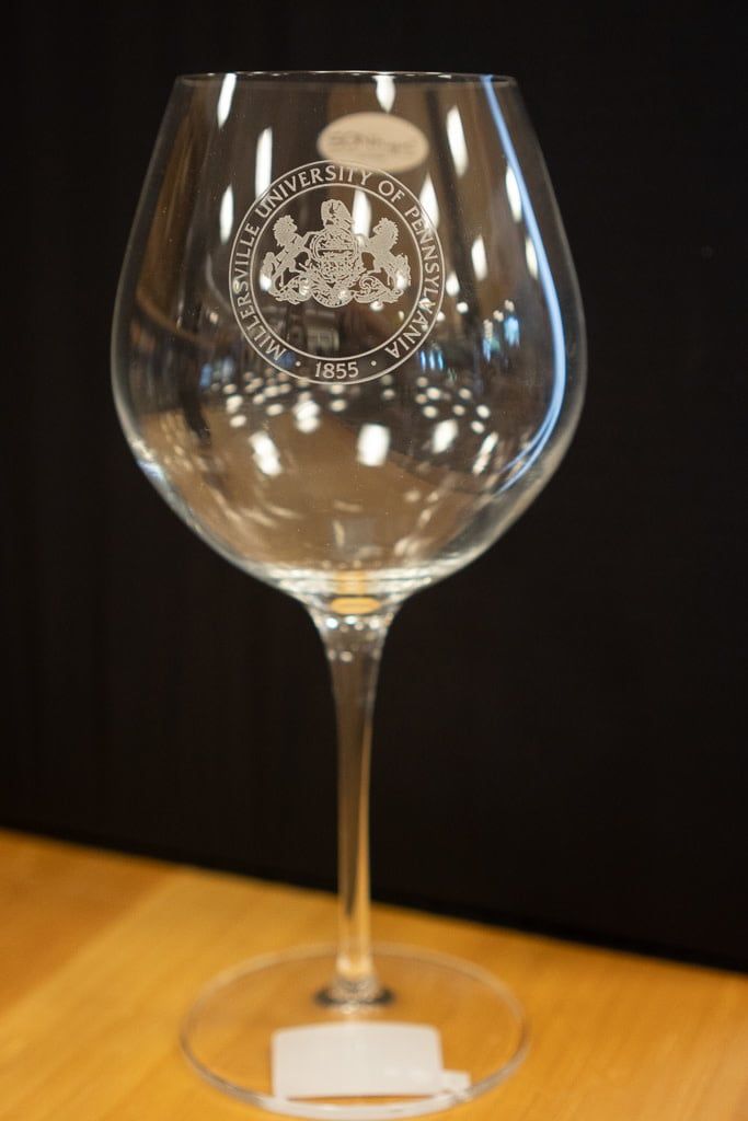 MU Seal Robusto Wine Glass