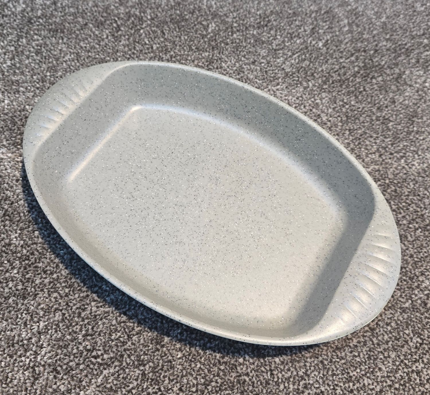 11" Oval lobster plate, Inner gray spray outer blue