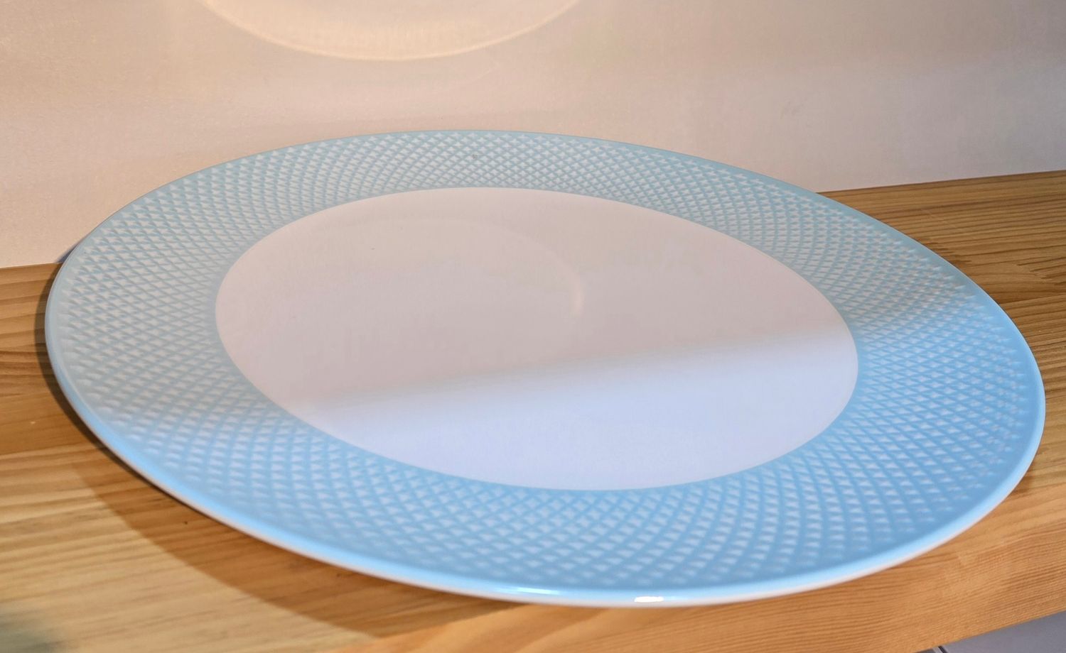 16" Diamond-patterned round plate, Color: Bone china + Customized edage