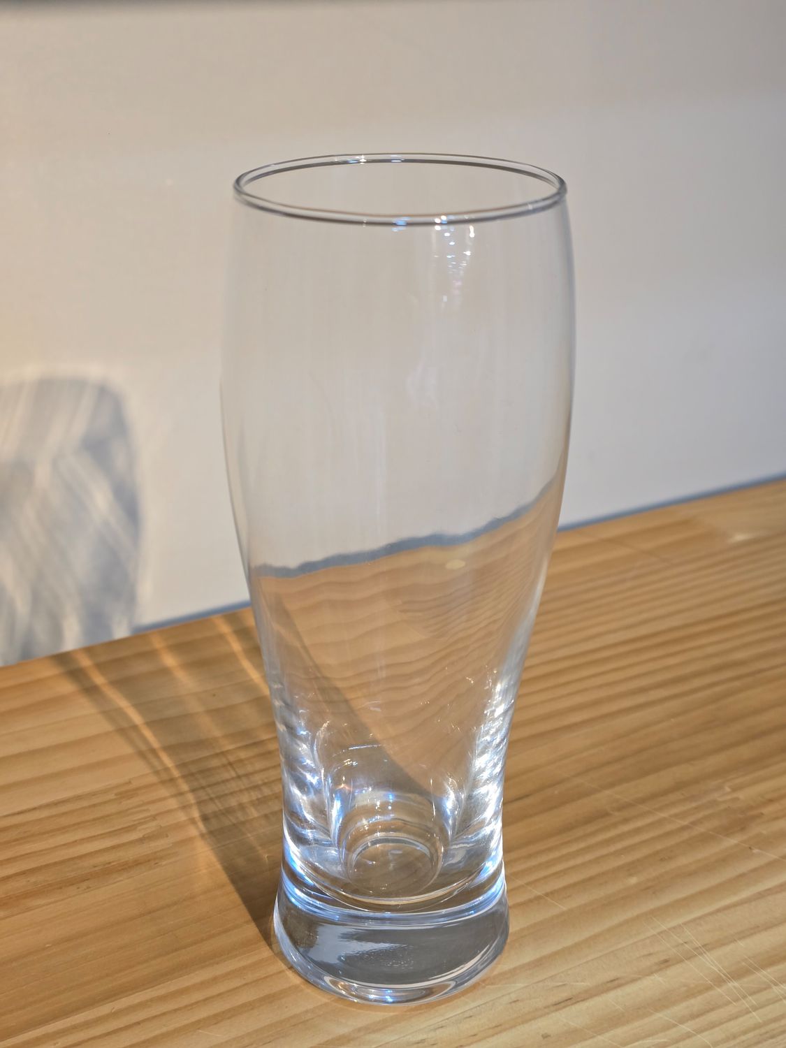 Beer-style glass cup, wide top tight bottom