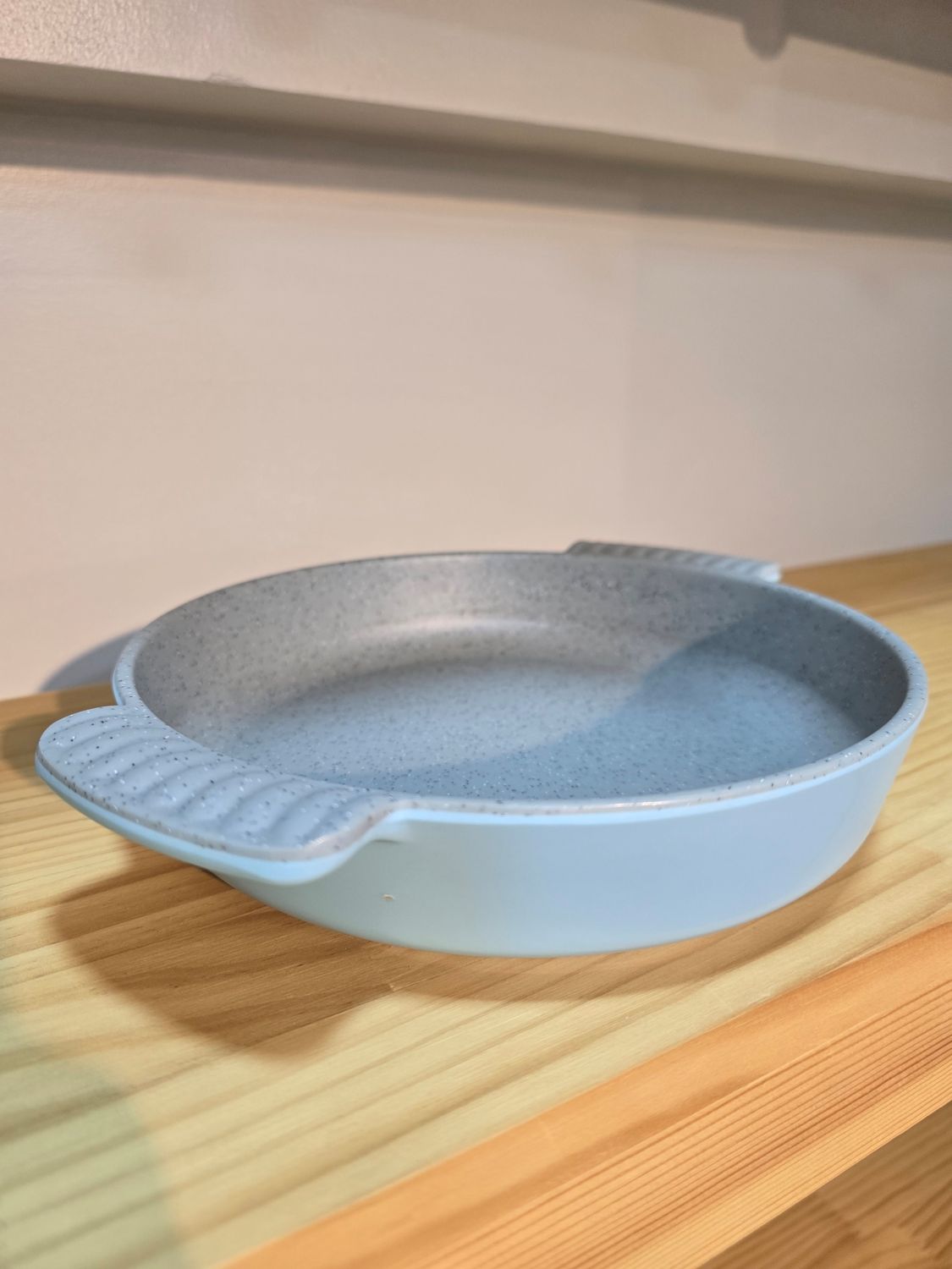 9.8" Round lobster plate, Inner gray spray outer blue