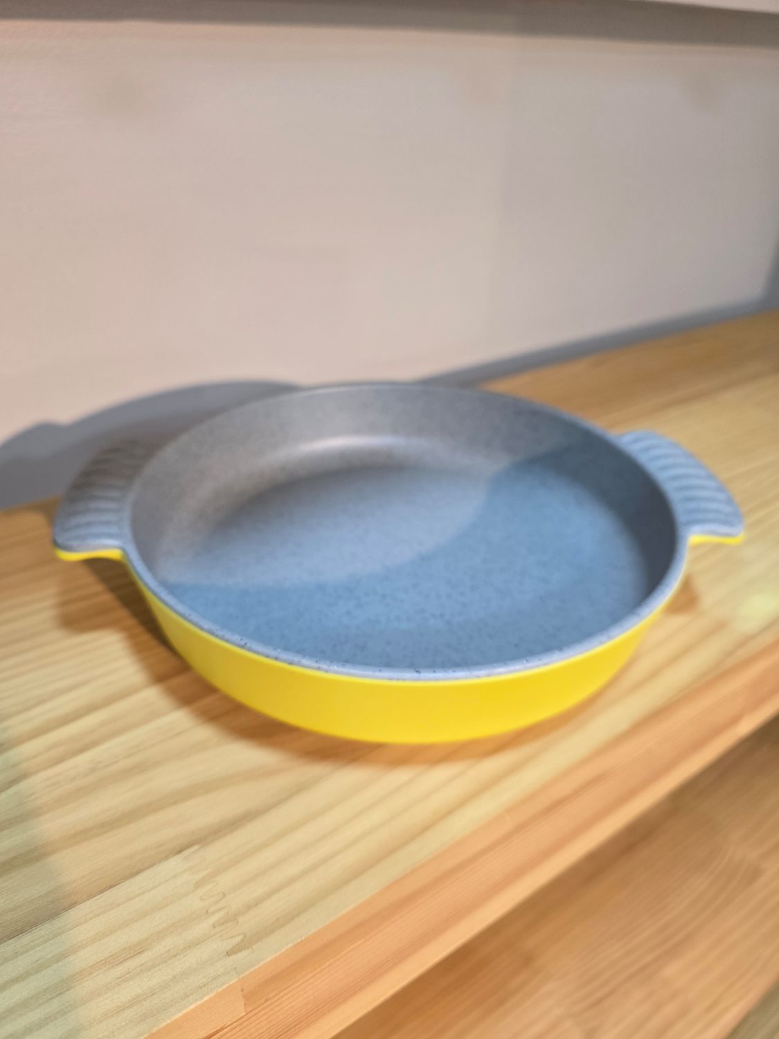 9.8" Round lobster Plate, Inner gray spray outer yellow