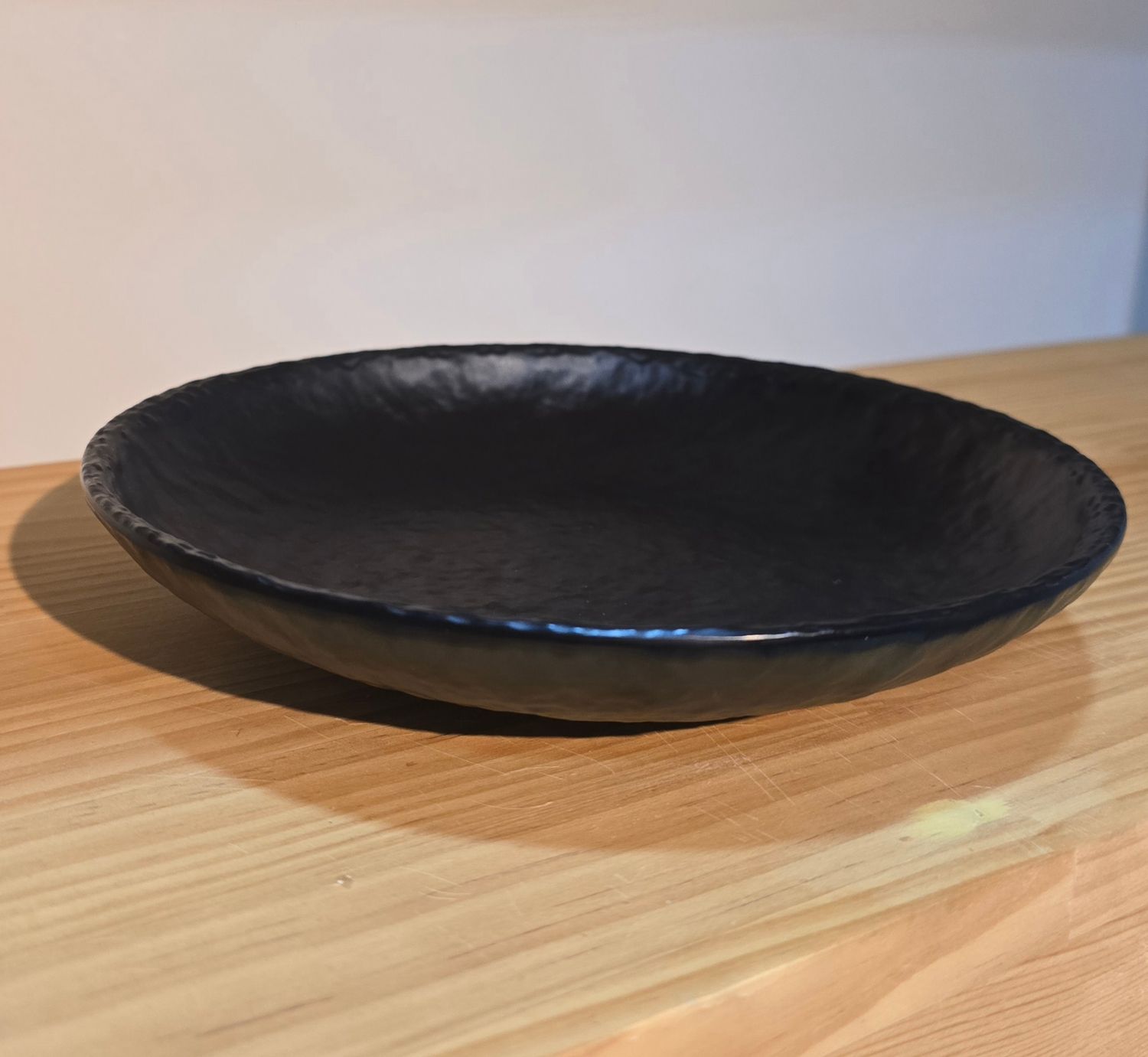 8.25" Carved deep plate, Color: Exquisitely carved black