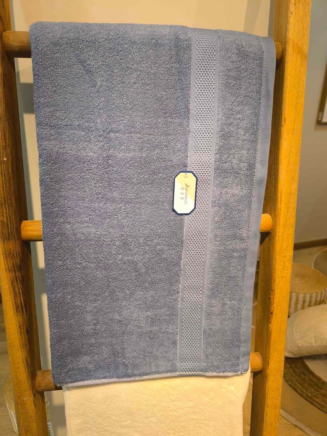 Bath towel  2 colours available,  size: 140 x 70 cm (9901)