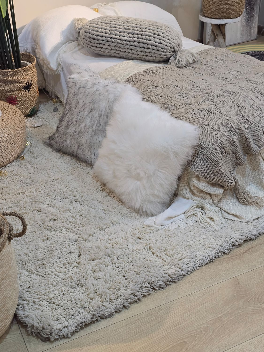 Alpaca wool Rug, Size: 1.6*2.3m BIG. (Other items in photo for decoration only)