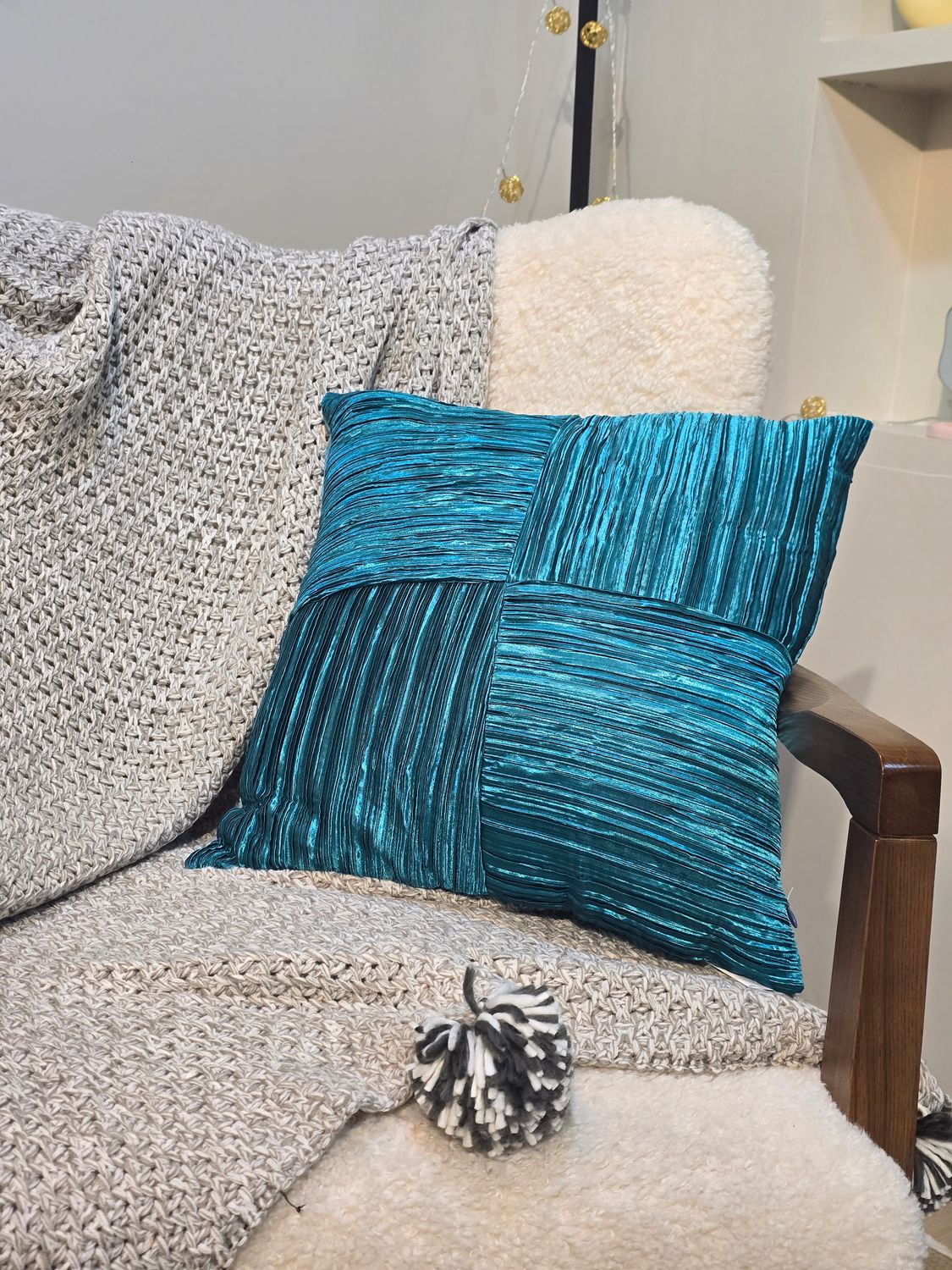 Embroidered throw pillow, Color: white, blue