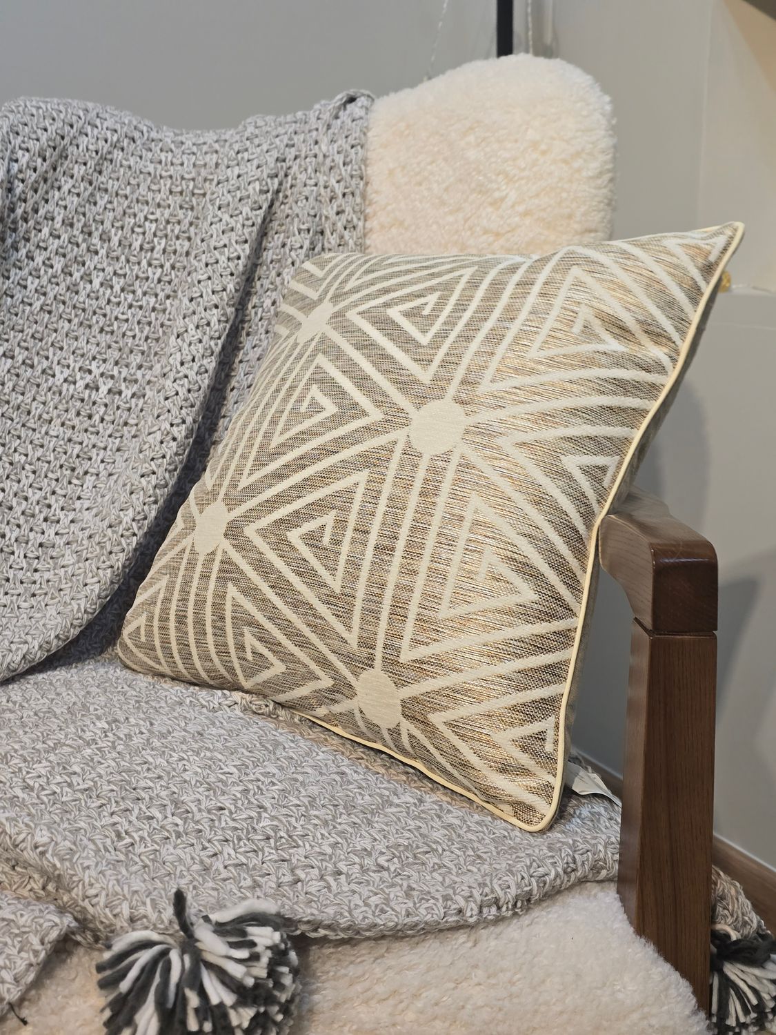 Triangular pattern throw pillow, Color: apricot