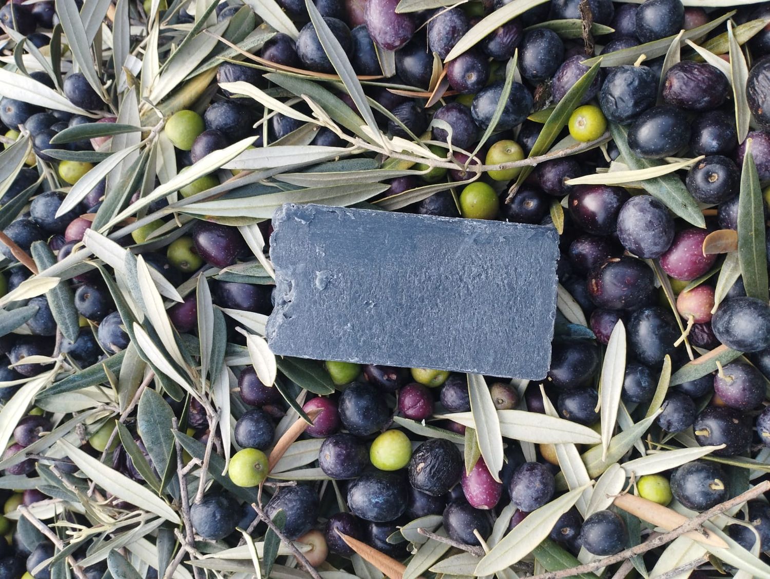 Jabón natural de carbón activo para piel grasa y acné