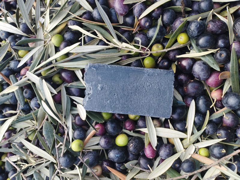 Jabón natural de carbón activo para piel grasa y acné