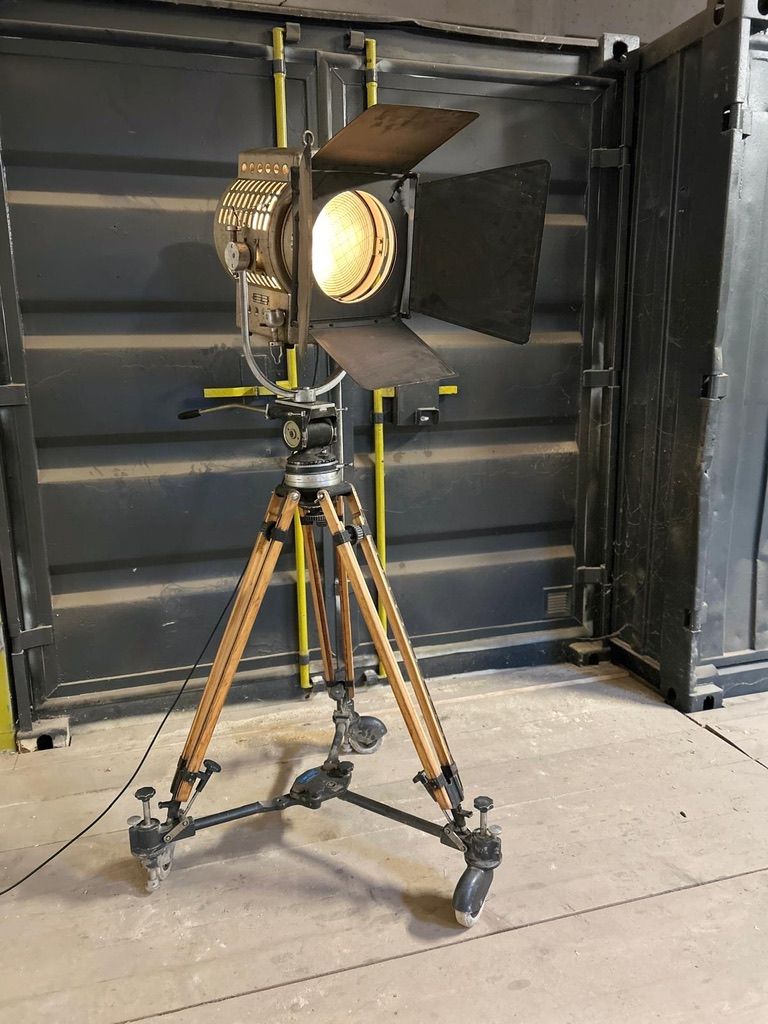 Vintage-Scheinwerfer auf fahrbarem Kameragestell