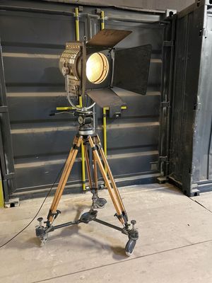 Vintage-Scheinwerfer auf fahrbarem Kameragestell