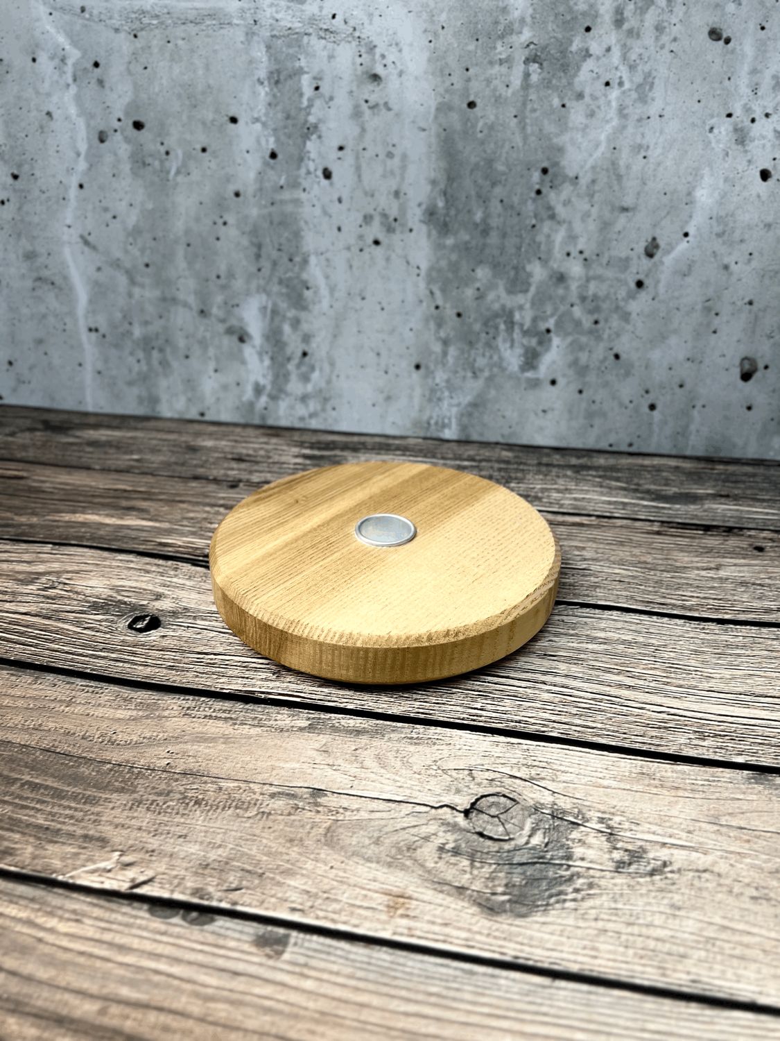 Kerzenhalter rund aus massiver Esche – Handgemachte Natürlichkeit mit zeitloser Eleganz