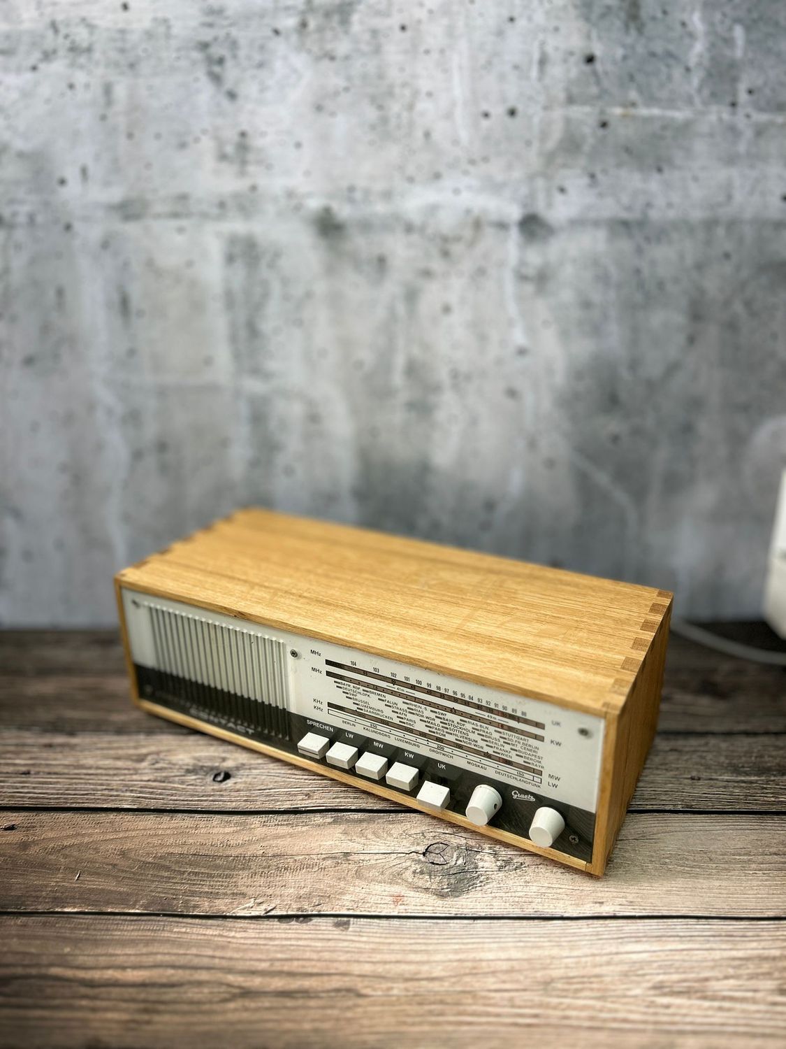 Vintage-Radio im neuen Gewand – Massives Eichenholz mit handgefertigten Schwalbenschwanzverbindungen