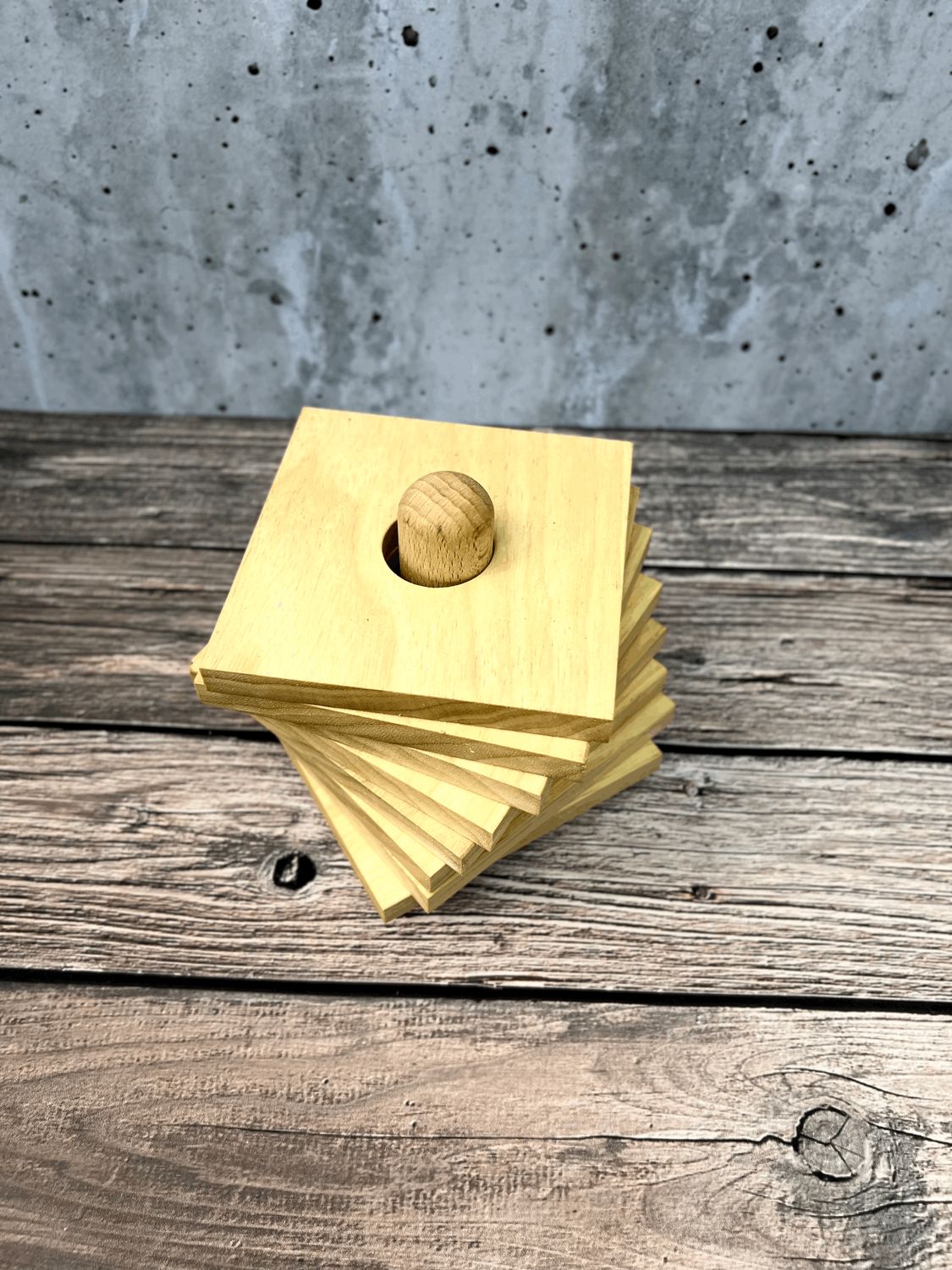 ​Untersetzer-Set aus massivem Limba Holz – 8 handgefertigte Unikate mit Halter