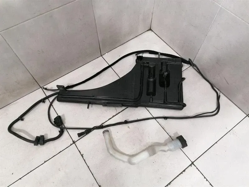Maserati Quattroporte M156 washer fluid reservoir 670105311 washer fluid tank -