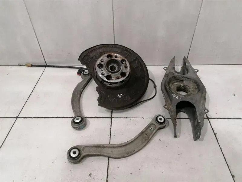 Mercedes C Class W204 Left Rear Hub A2043501341 Wheel Bearing Housing Rear Left -