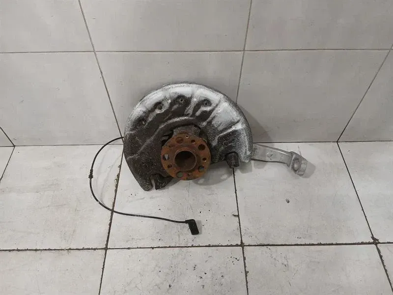 Mercedes C Class W205 Left Front Hub A2053325100 Wheel Bearing Housing Front Left