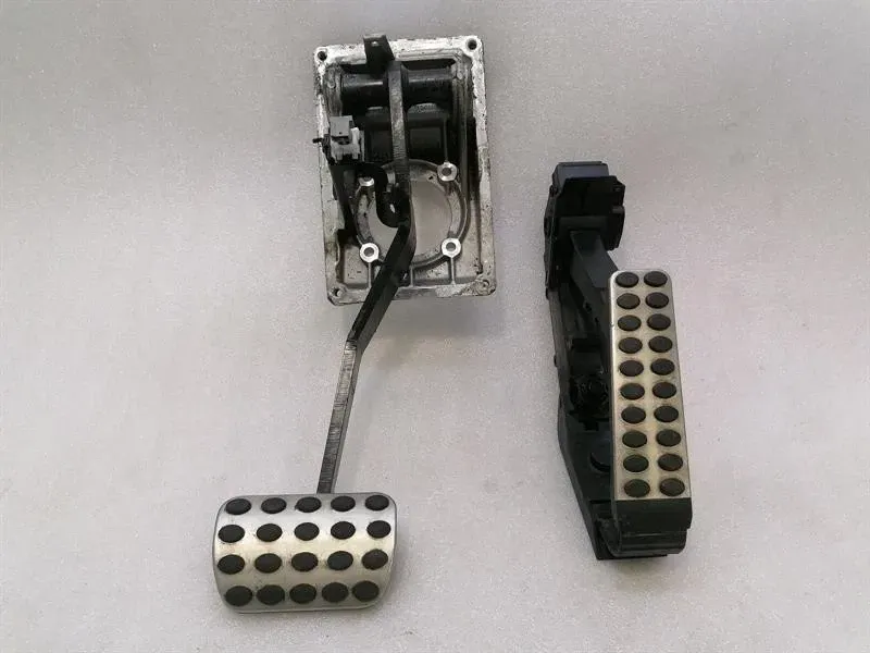 Mercedes G-Wagen W463 Throttle Pedal (Electrical) Set A2303000104 Throttle Pedal Set
