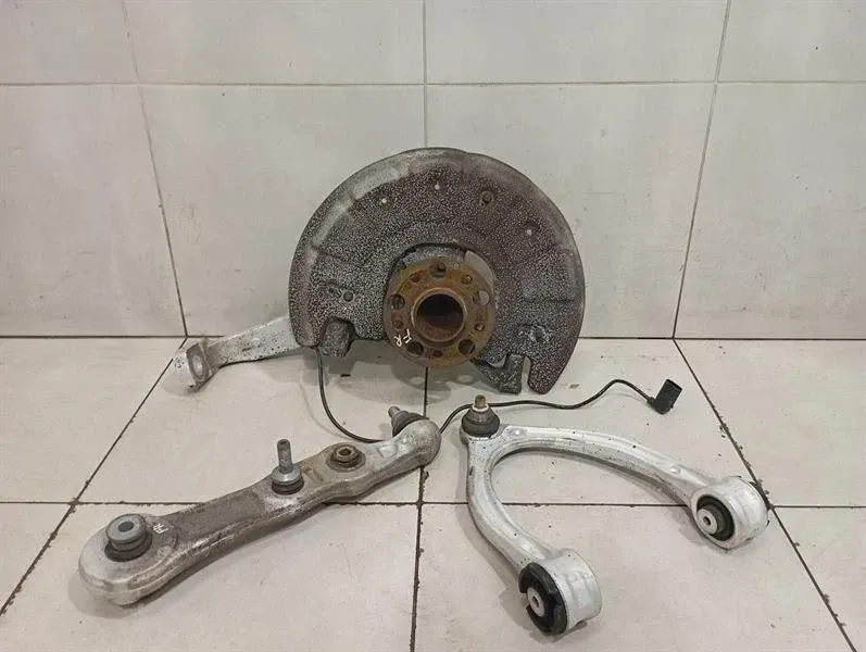 Mercedes C Class W205 C63 AMG FLH Hub A2053306704 Wheel Bearing Housing Front Left