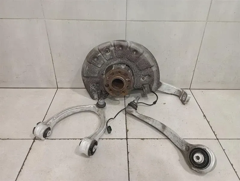 Mercedes C Class W205 C63 AMG FRH Hub A2053306804 Wheel Bearing Housing Front Right