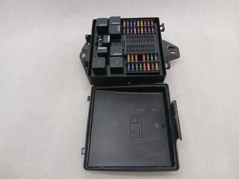 Aston Martin DB9 COUPE Fuse Box 8D33-14A173-AB Fuse Box