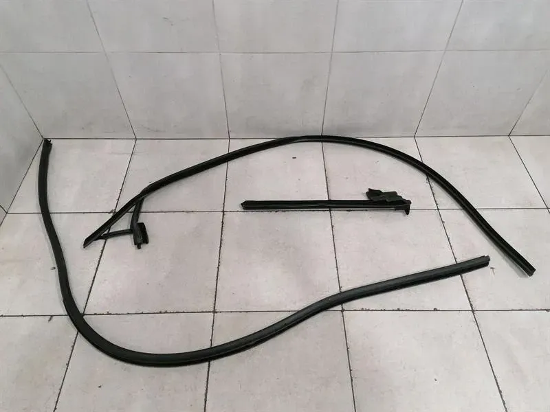 Rolls Royce Wraith RR5 COUPE Left Door Seal 51727376403 Left Door Seals -