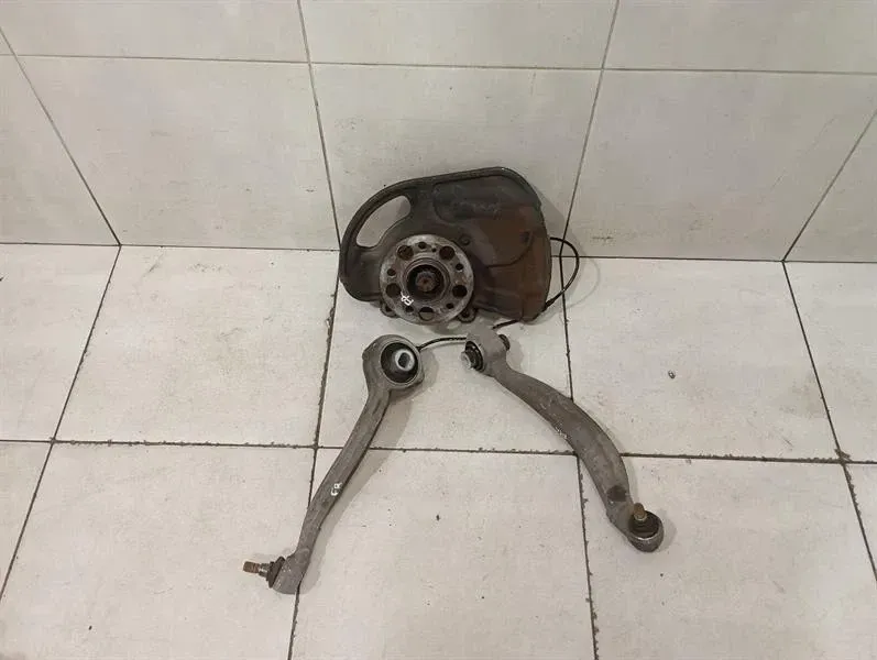Mercedes C63 AMG W204 Right Front Hub A2043324201 Wheel Bearing Housing Front Re M156-
