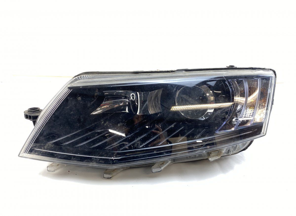 130702425800 Strålkastare vänster SKODA OCTAVIA III (5E) (2012-2019)