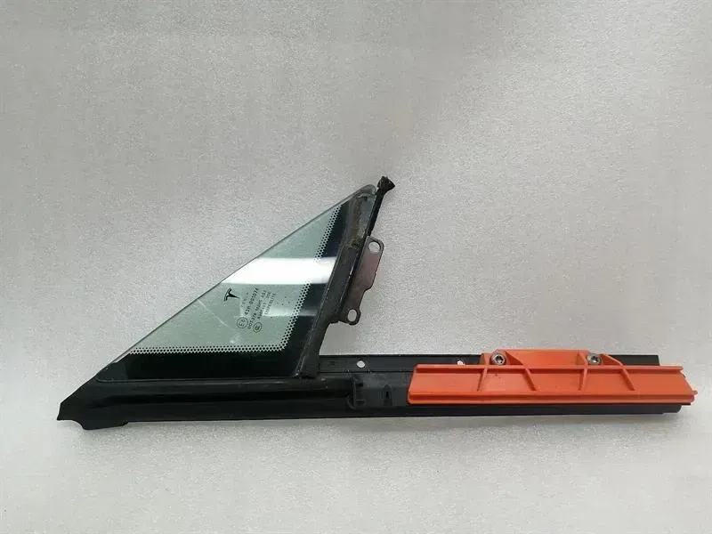 Tesla Model S 70 Right Front 1/4 Glass 1628122-97-A Door Panel 1/4 Front Right