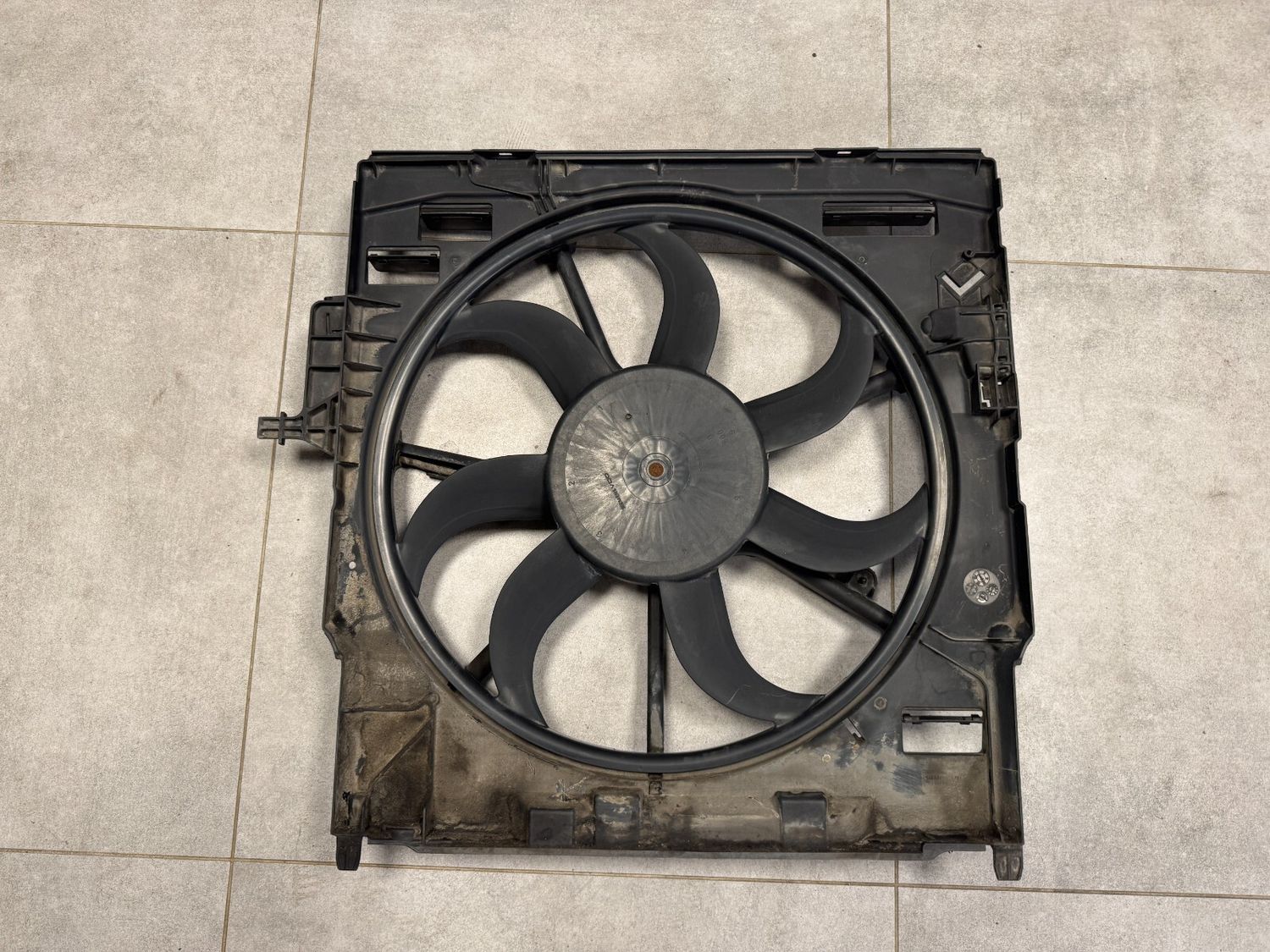 Genuine BMW X5 E70 X6 E71 Fan housing with fan Engine Cooling 600W 17427796572