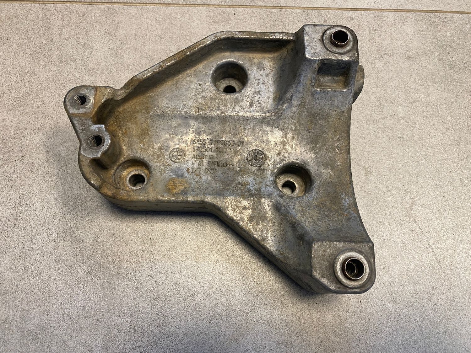 GENUINE BMW X5 E70 X6 E71 Bracket, a/c compressor 64557799863