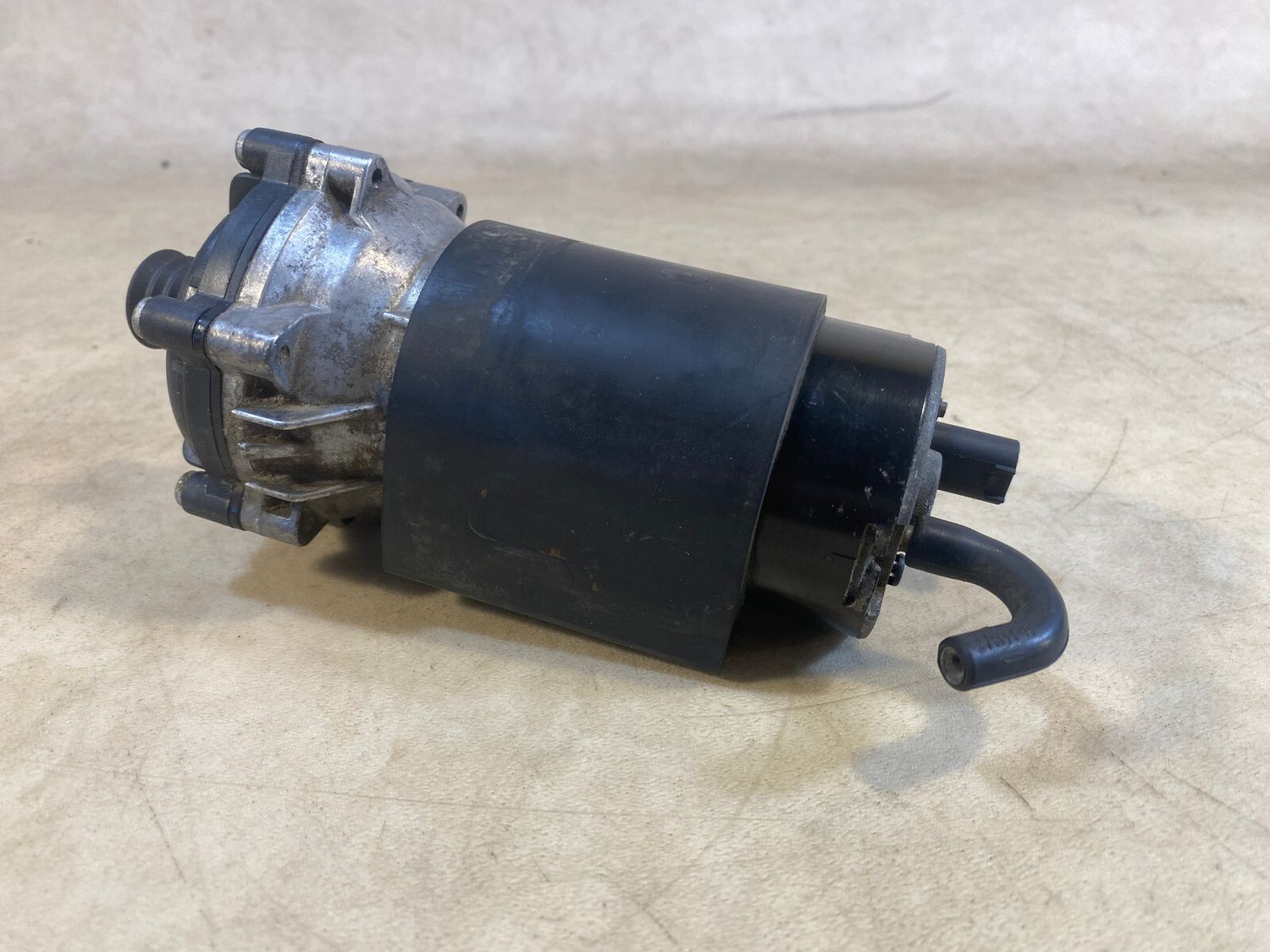 Mercedes G class W463 Genuine Auziliary Water Pump A0005000386