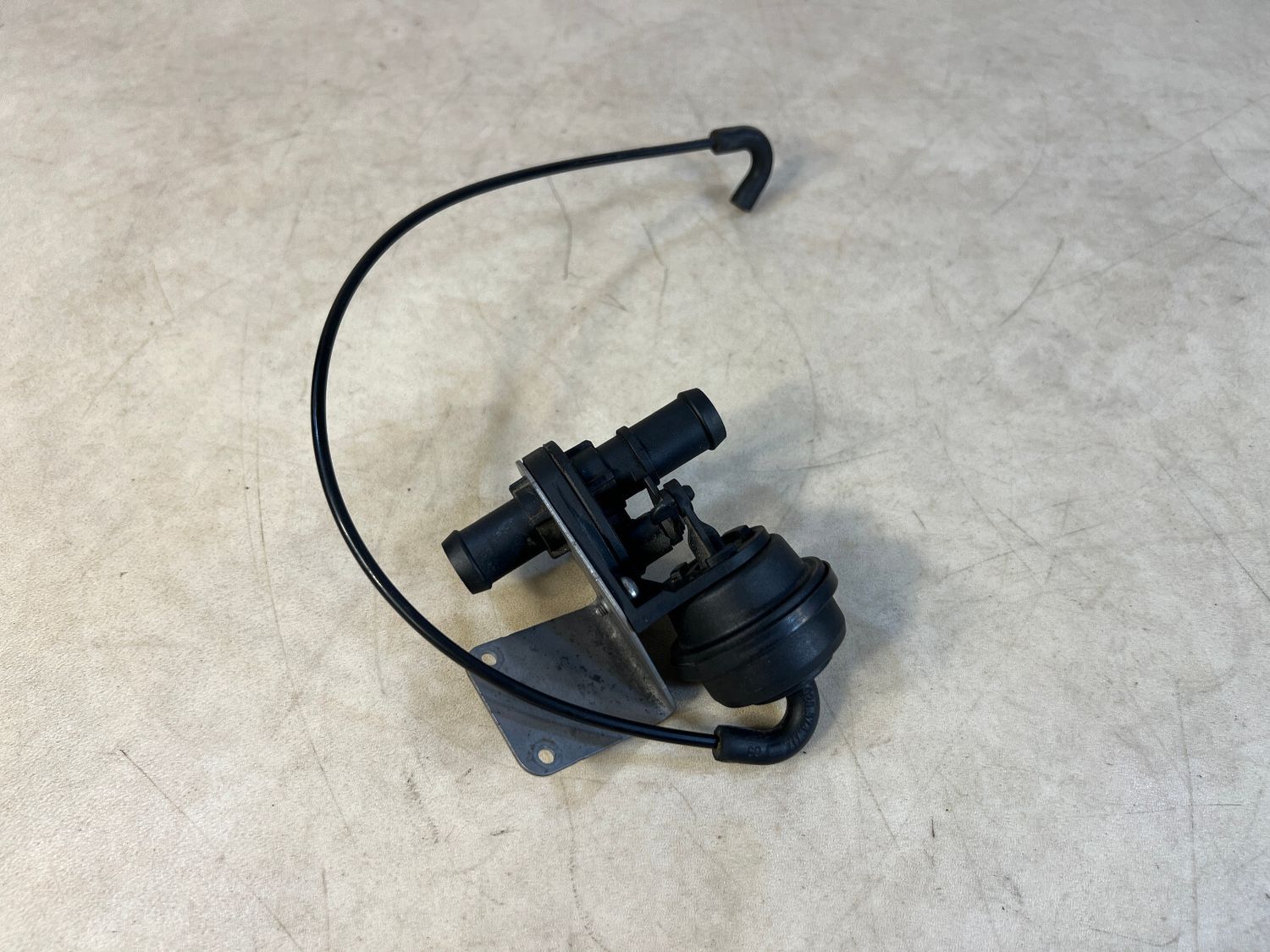 Porsche 911 991 Cayman 981 982 Engine Coolant Control Valve Unit with Bracket