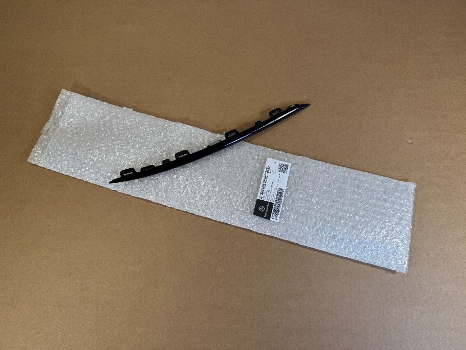 Mercedes Benz VITO W447 GENUINE AMG BLACK FRONT RIGHT GRILLE BOTTOM MOLDING TRIM