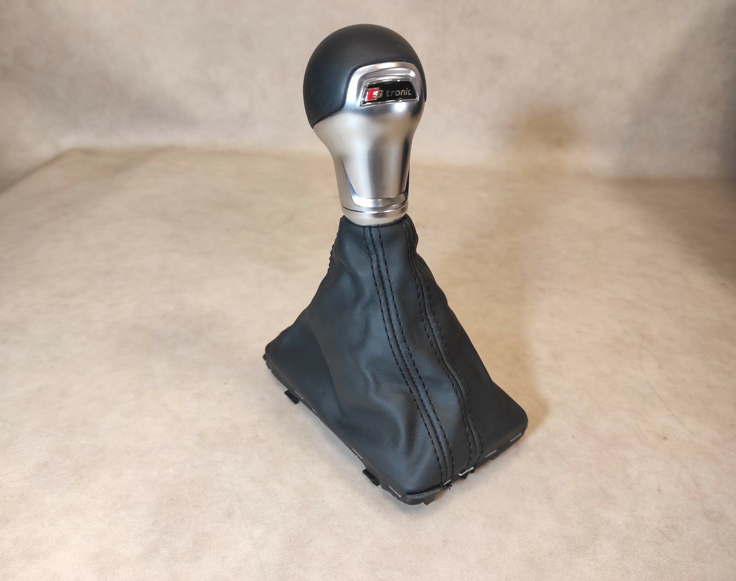 AUDI Q2 AUTOMATIC LEATHER BLACK GEAR KNOB, 81B713139, 81B 713 139