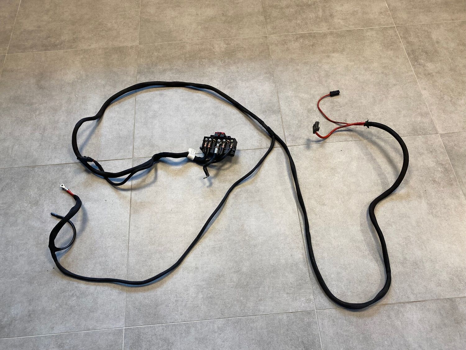 Mercedes G class W463 GENUINE Battery Wire with Fuse Box A4635408006