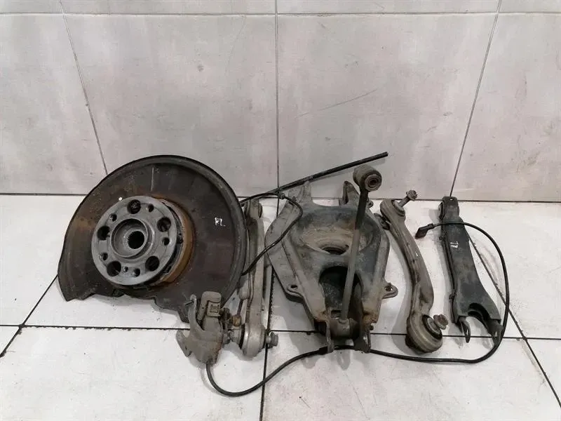 Mercedes C Class W204 Left Rear Hub A2043501341 Wheel Bearing Housing Rear Left -