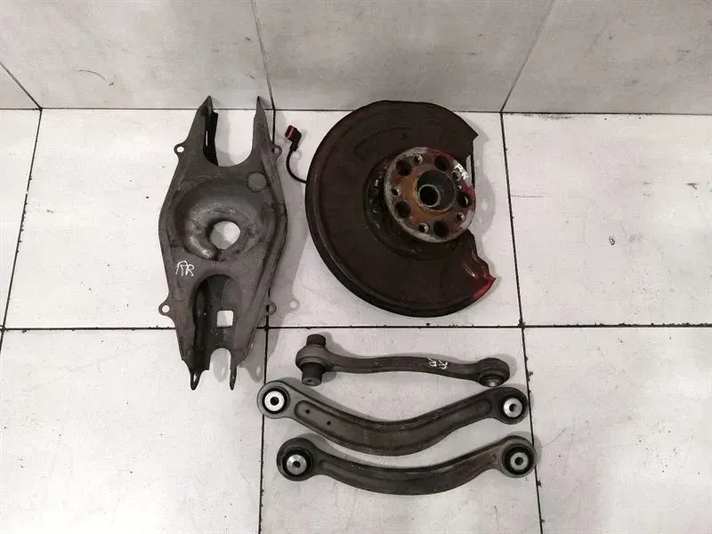 Mercedes C Class W204 C63 AMG RRH Hub A2043503208 Wheel Bearing Housing Rear Right